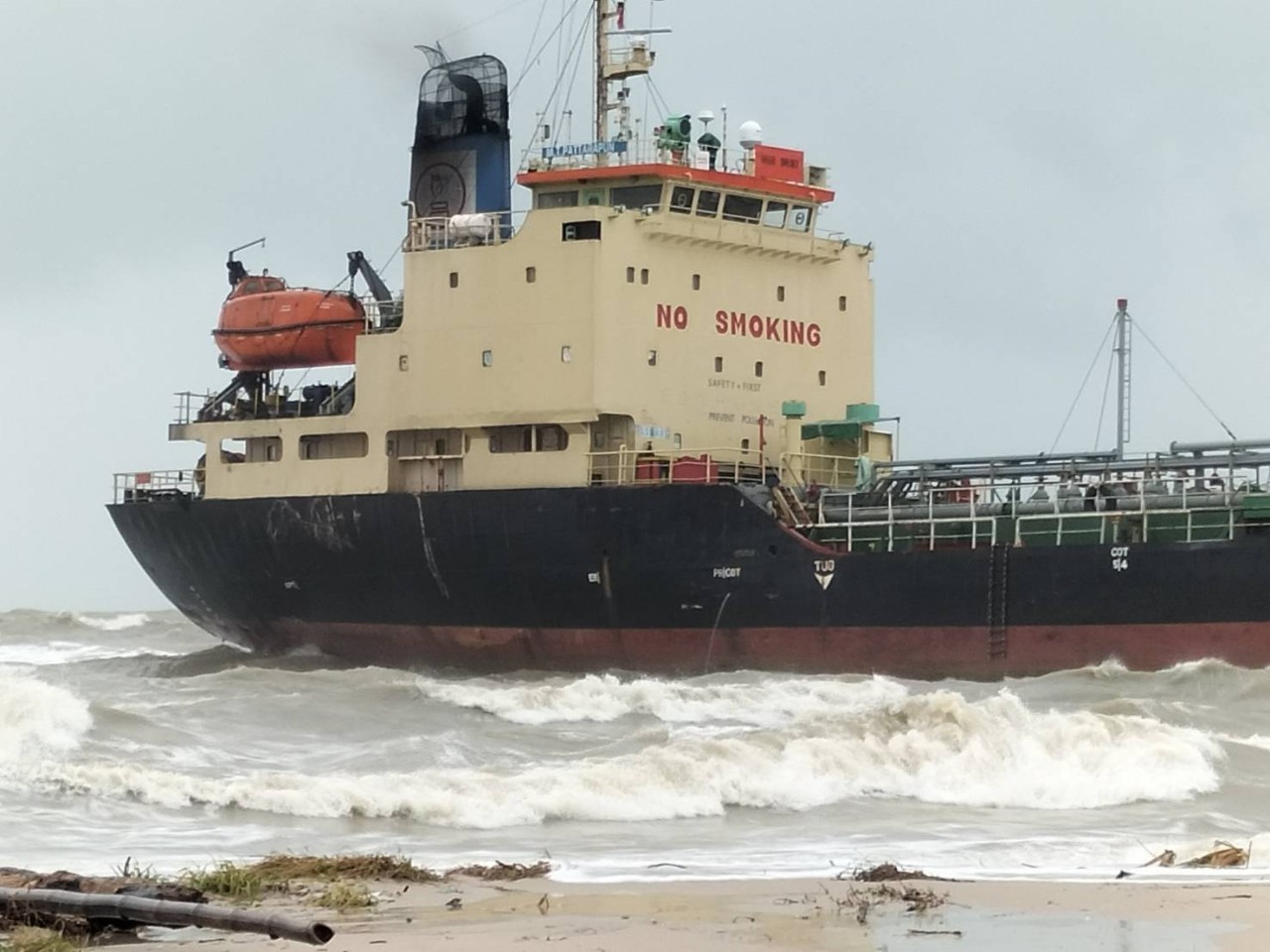 คลื่นแรงซัดเรือบรรทุกน้ำมันขนาดใหญ่เกยตื้นบริเวณชายหาดแหลมสมิหลา   