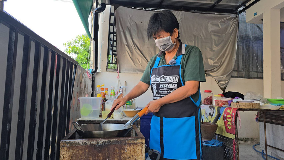 พิษน้ำมันพุ่ง! ร้านอาหารโคราชอ่วม ต้นทุนพุ่งไม่หยุด “แม่ค้าสู้ชีวิต” ขาย 30 บาทประคองลูกค้า