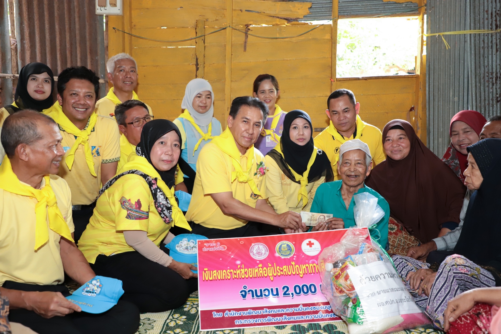 ผู้ว่าฯนราธิวาส ออกเยี่ยมผู้สูงอายุที่มีอายุ 100 ปีขึ้นไป ในพื้นที่ อ.ยี่งอ และ อ.เจาะไอร้อง  