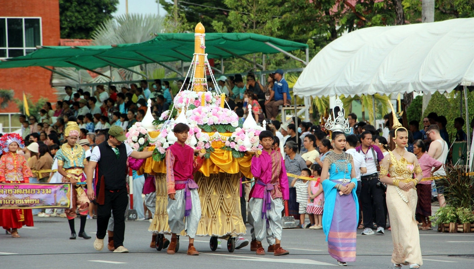 ร้อยเอ็ดเปิดงานเทียนพรรษา 101 ปี ชมขบวนแห่เทียน 14 คุ้มวัดสุดยิ่งใหญ่