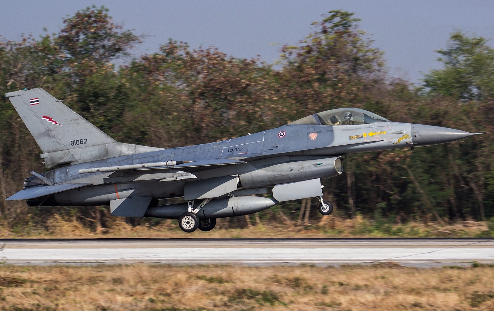 เสร็จสิ้นภารกิจทิ้งระเบิด!"เครื่องบินขับไล่ F-16" จำนวน 6 ลำของกองทัพอากาศไทยได้ เดินทางกลับไทยปลอดภัย 