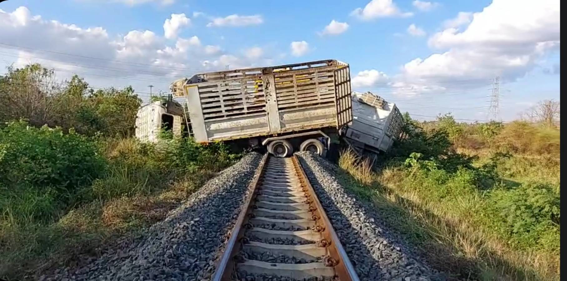รถไฟขบวนเที่ยวชมเขื่อนป่าสักชนรถพ่วง 18 ล้อ ก่อนเข้าสถานีแก่งคอย เจ็บ 3 ราย