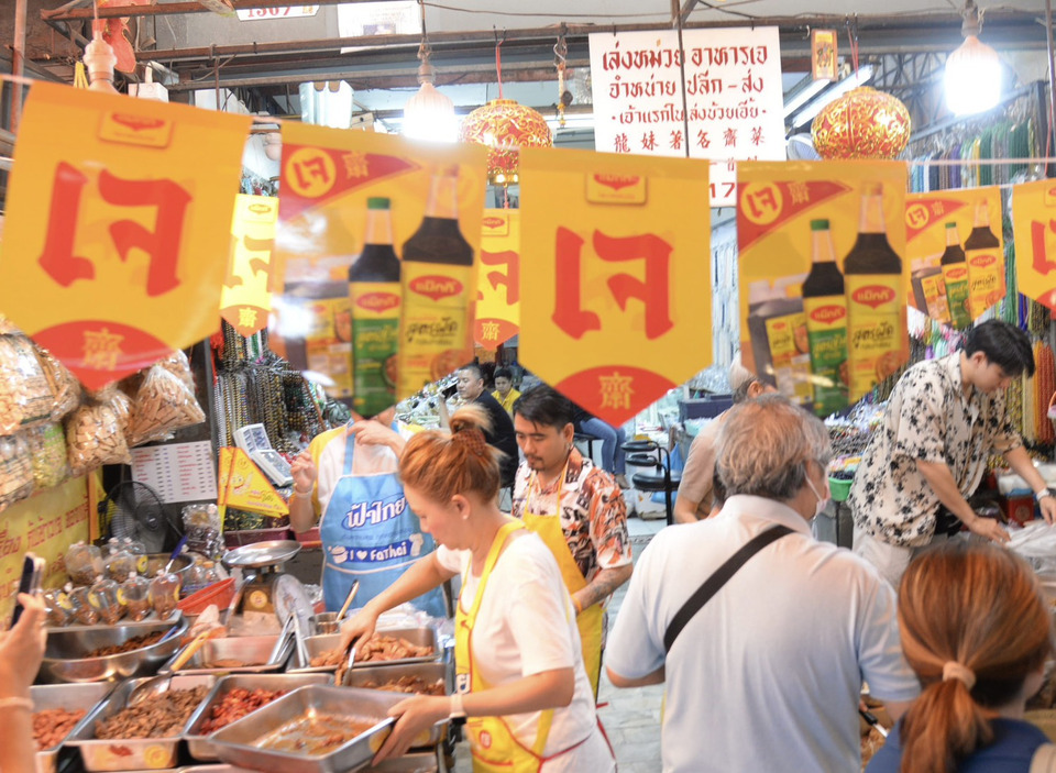 ชาวไทยเชื้อสายจีนแห่ซื้ออาหารเจ “เทศกาลกินเจ 2568” เยาวราชคึกคัก