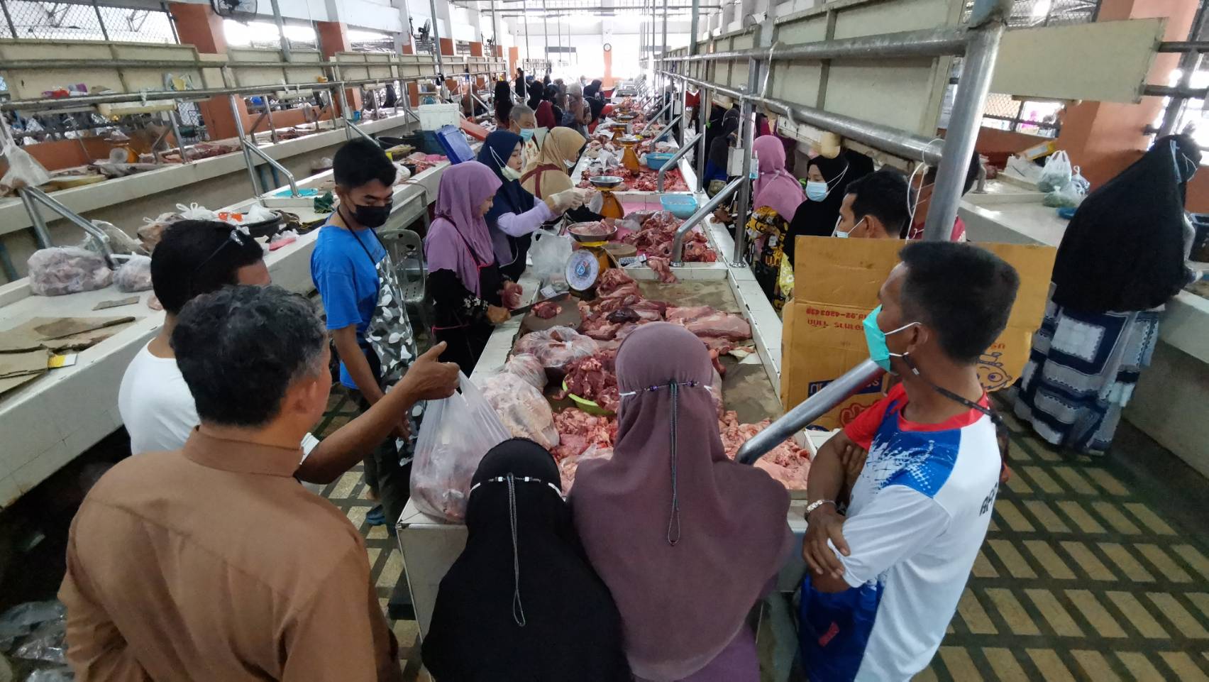 "พี่น้องมุสลิมปัตตานี"จับจ่ายตลาดสดคึกคักในรอบหลายปี ต้อนรับฮารีรายออีดิลฟิตรี ขณะอาหารทะเลปรับตัวขึ้นต่อเนื่อง