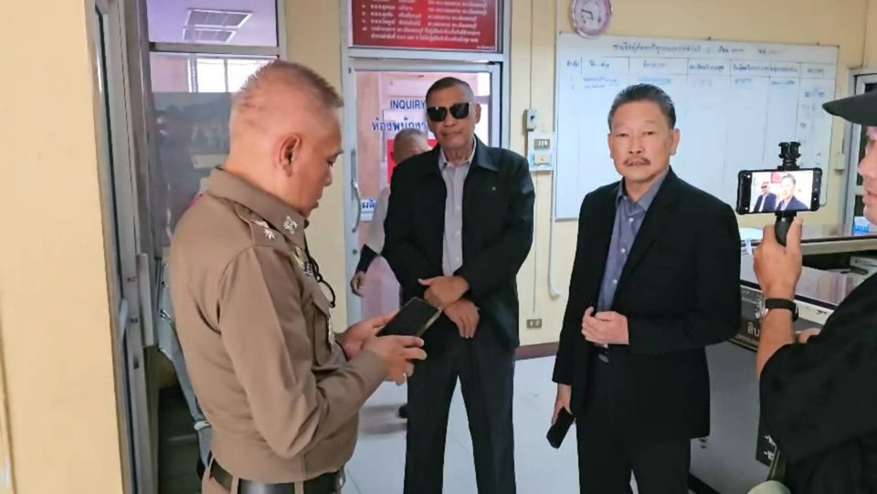 พ่อเหยื่อป้ายคอนเสิร์ตถล่มทับแจ้งความ สภ.เมืองสระบุรี ร้องสภาทนายความช่วยคดีลูกชาย ม.6 เสียชีวิตจากพายุพัดป้ายพัง