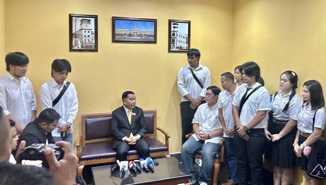 "เด็กรามฯ" บุกหา "รมช.กลาโหม" ปมชายแดน "ไทย-กัมพูชา" ห่วงมวลชนเผชิญหน้าตาเมือนธม 
