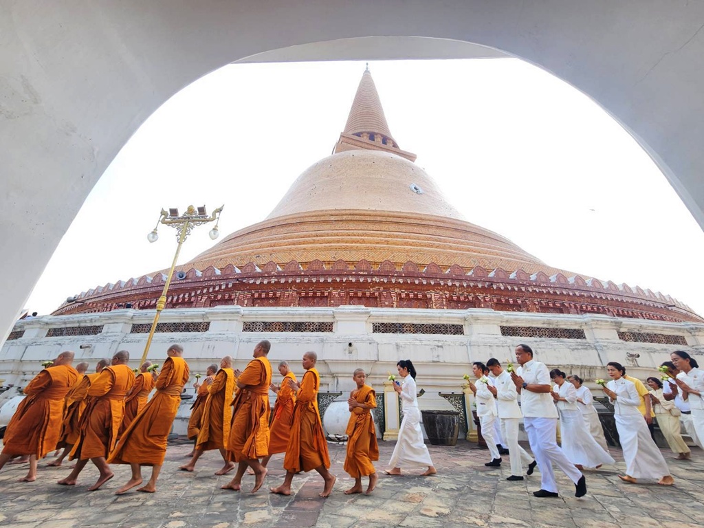 พุทธศาสนิกชนชาวนครปฐม ร่วมพิธีบำเพ็ญกุศลและเวียนเทียนประทักษิณรอบองค์พระปฐมเจดีย์ เนื่องในวันมาฆบูชา