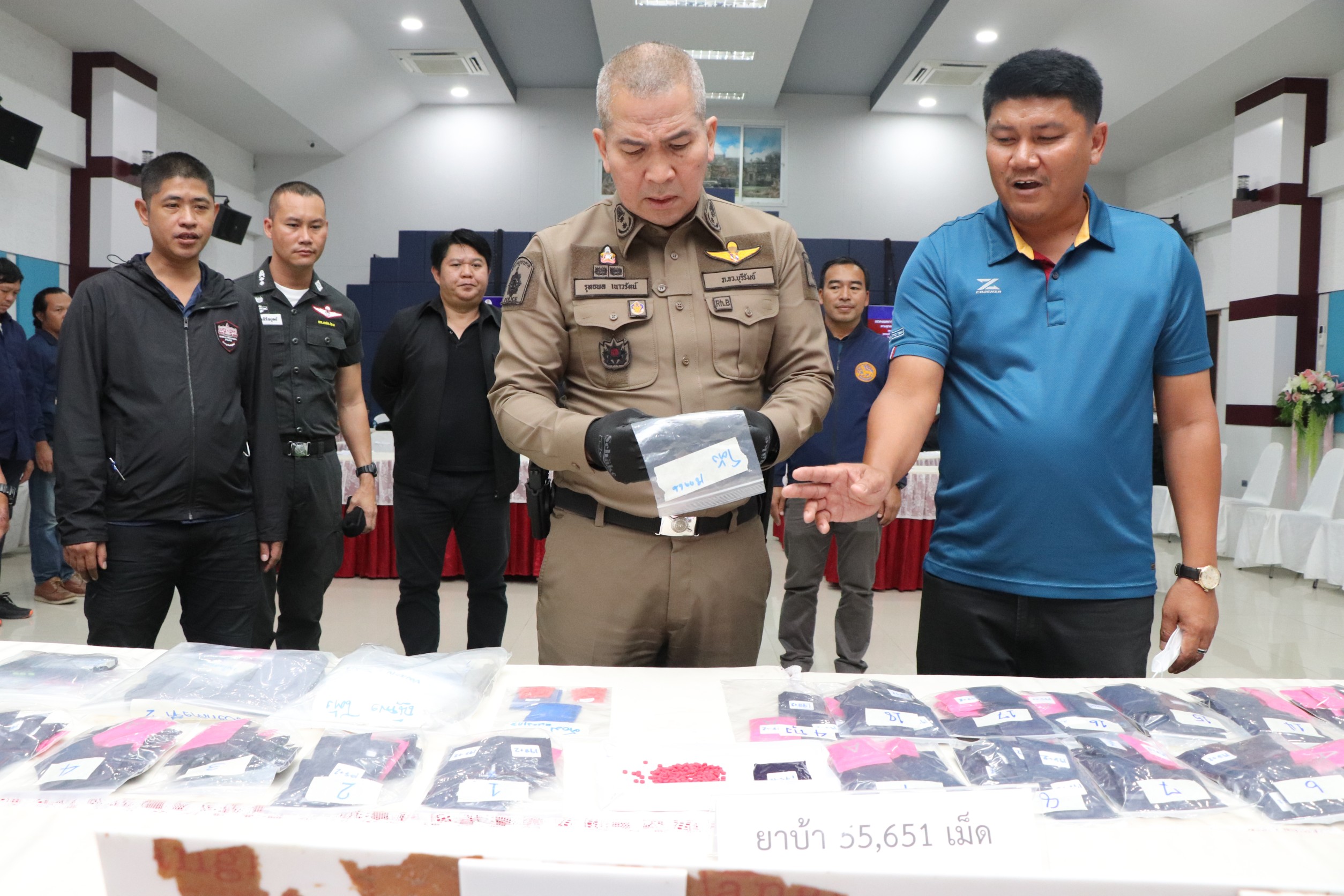 บุรีรัมย์ผบก.แถลงจับแก๊งค้ายาบ้า ขับรถรับจ้างขนผักบังหน้า