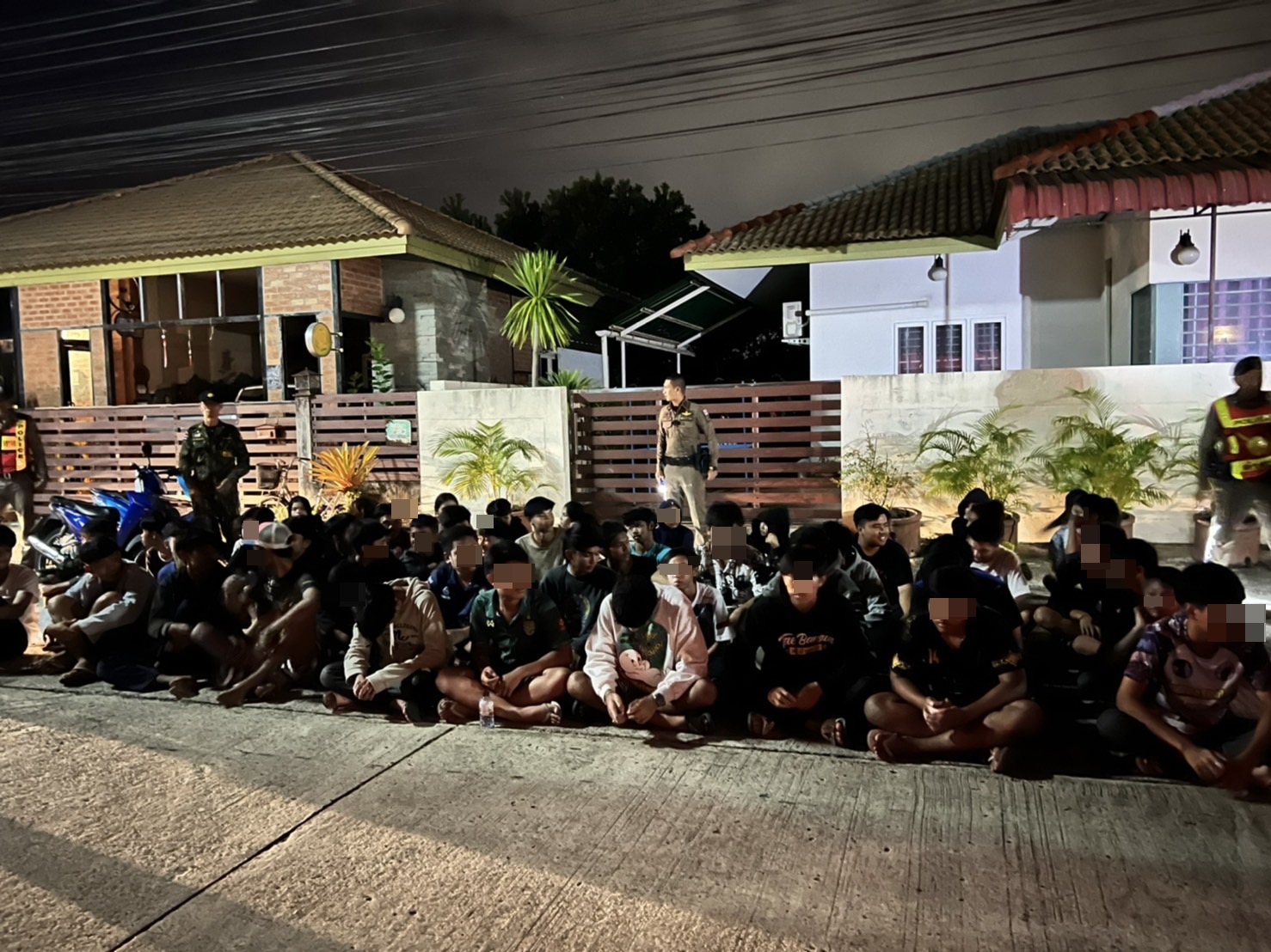 ตำรวจ สภ.บางกล่ำสภ.หาดใหญ่ ฝ่ายปกครอง ปิดประตูตีแมวจับกลุ่มรถซิ่ง เด็กแว้นทั้งชาย-หญิง 52 คน ยึดรถจักรยานยนต์ 28 คัน 