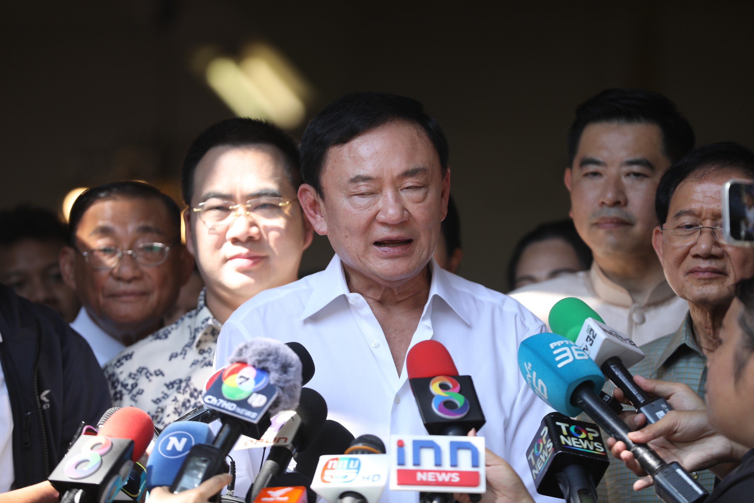 "ทักษิณ" ไม่หวั่นถูกร้องชั้น 14 ชี้พวก "ขาประจำ" แจง "แกนนำพรรคร่วมฯ" เข้าจันทร์ส่องหล้าแค่ไปกินมาม่า  