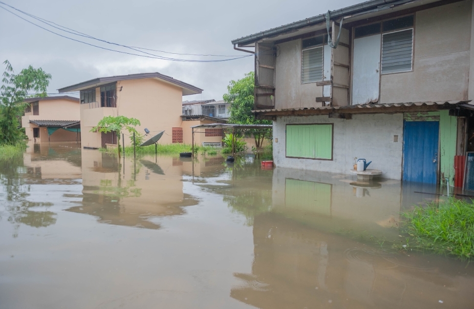 ฝนถล่มเมืองตราด โรงเรียนสตรีประเสริฐศิลป์ น้ำท่วมทั้งโรงเรียน บ้านพักครูท่วมถึงเอว โรงเรียนประกาศเลื่อนประชุมผู้ปกครอง