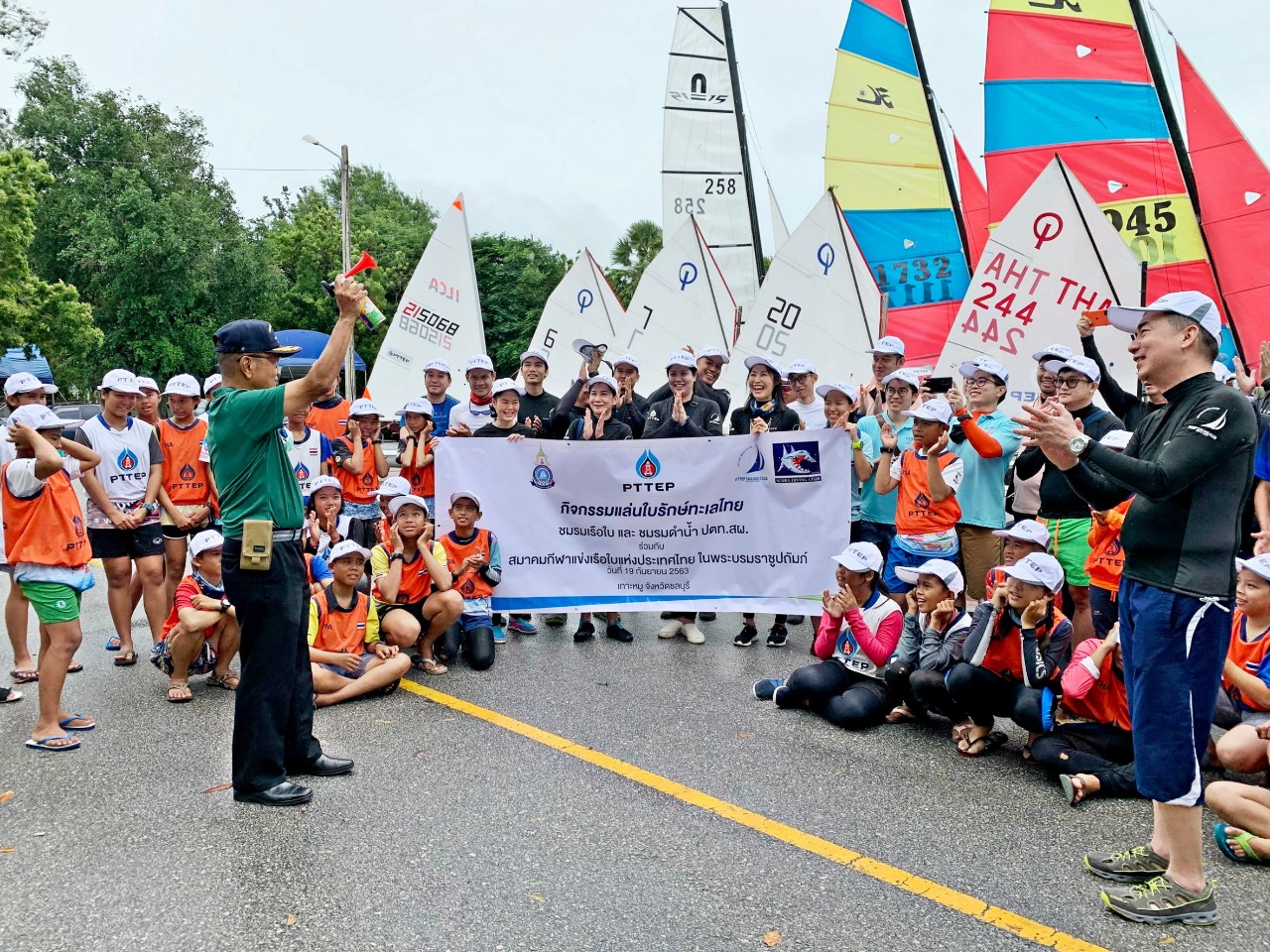 สมาคมเรือใบฯ ร่วม ปตท.สผ. เก็บขยะแนวชายหาดและท้องทะเล ฟื้นฟูธรรมชาติรักษาสิ่งแวดล้อม  	