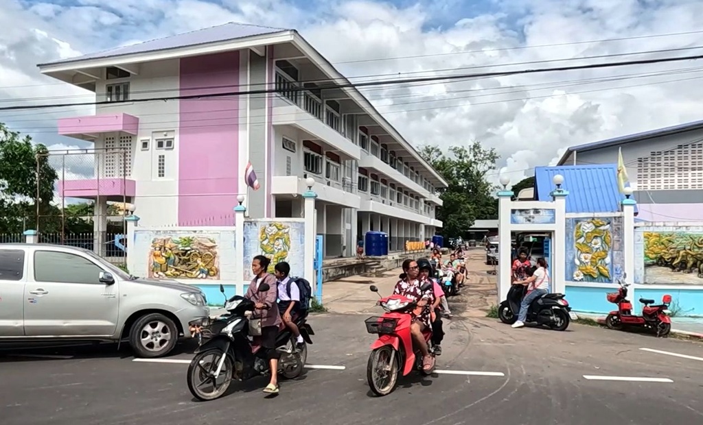 บุรีรัมย์ระส่ำ! ผู้ปกครองเร่งรับบุตรหลานกลับบ้าน หลังเหตุปะทะชายแดนช่องอานม้า แนะฟังข่าวจากทางการ