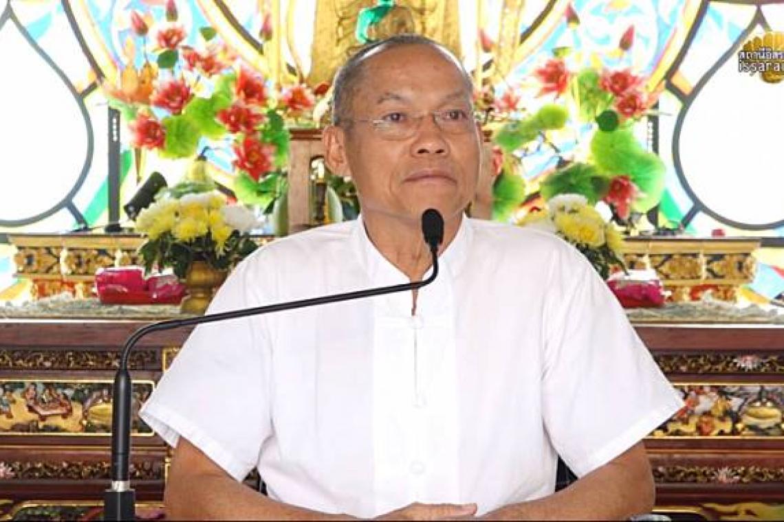 พุทธะอิสระย้อนไทม์ไลน์ ทำไมนักข่าวต่างประเทศจึงมาอยู่ด้านหลัง ซุ่มรอสัมภาษณ์ในหลวง