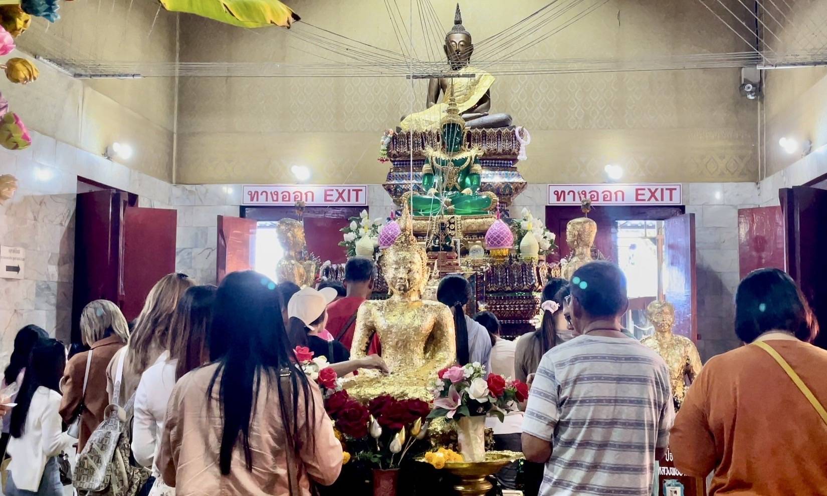 สายบุญแน่นแห่ขอพร"หลวงพ่อปากแดง"ไม่พลาดส่องเลขอ่างน้ำมนต์เสี่ยงโชค