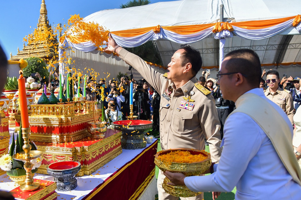 ‘สมเด็จพระมหาวีรวงศ์’ปธ.สงฆ์ ยกยอดฉัตรทองคำพระมหาธาตุแก่นนครฯ  ด้านนายกฯ พร้อมภริยา ร่วมพิธีมงคล