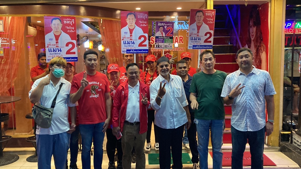 ชาววอล์กกิ้งสตรีทพัทยา ต้อนรับ "แมน อินทร์พิทักษ์" ผู้สมัคร สส.ชลบุรี อ้อนขอคะแนนเสียง