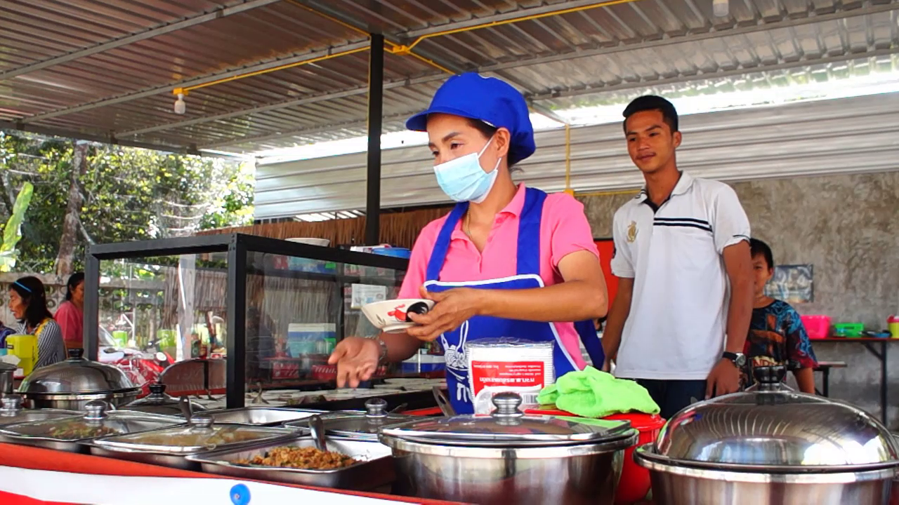 'สาวชุมพร'ลาออกจากงานเอกชนเปิดร้านข้าวแกง 10 บาท ลูกค้าแวะมาใช้บริการไม่ขาด