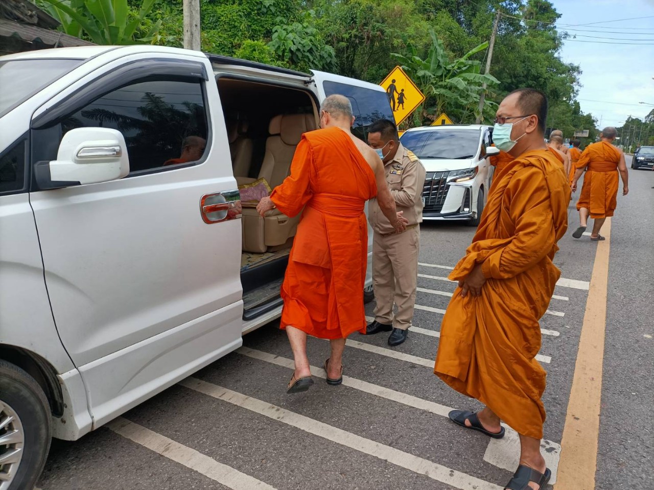 กรรมการมหาเถรสมาคมตรวจเยี่ยมโครงการหมู่บ้านรักษาศีล ๕  จังหวัดสุราษฎร์ธานี 