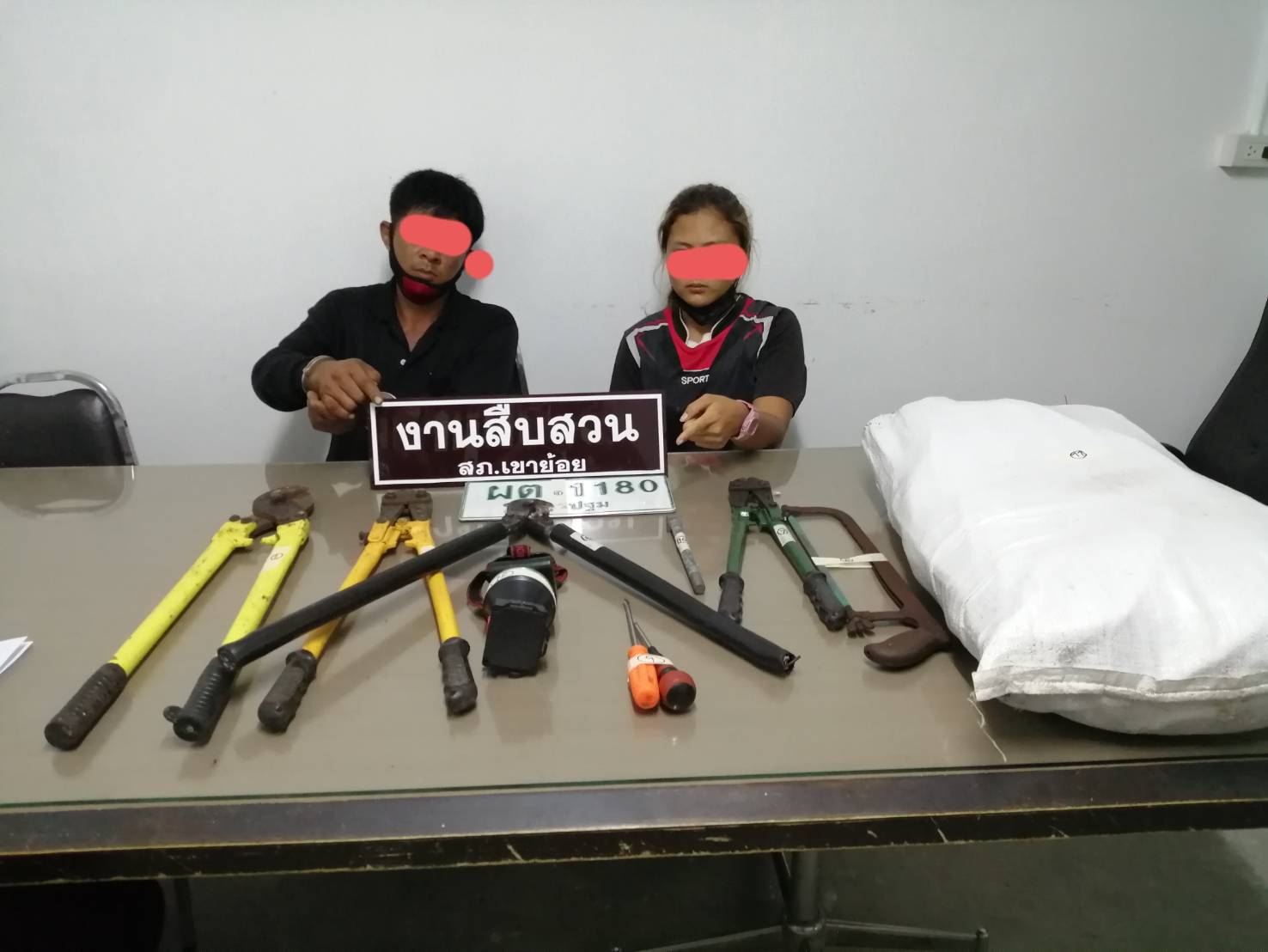 รวบแก๊งลักตัดสายสัญญาณโทรศัพท์ ผงะเจอยาบ้า