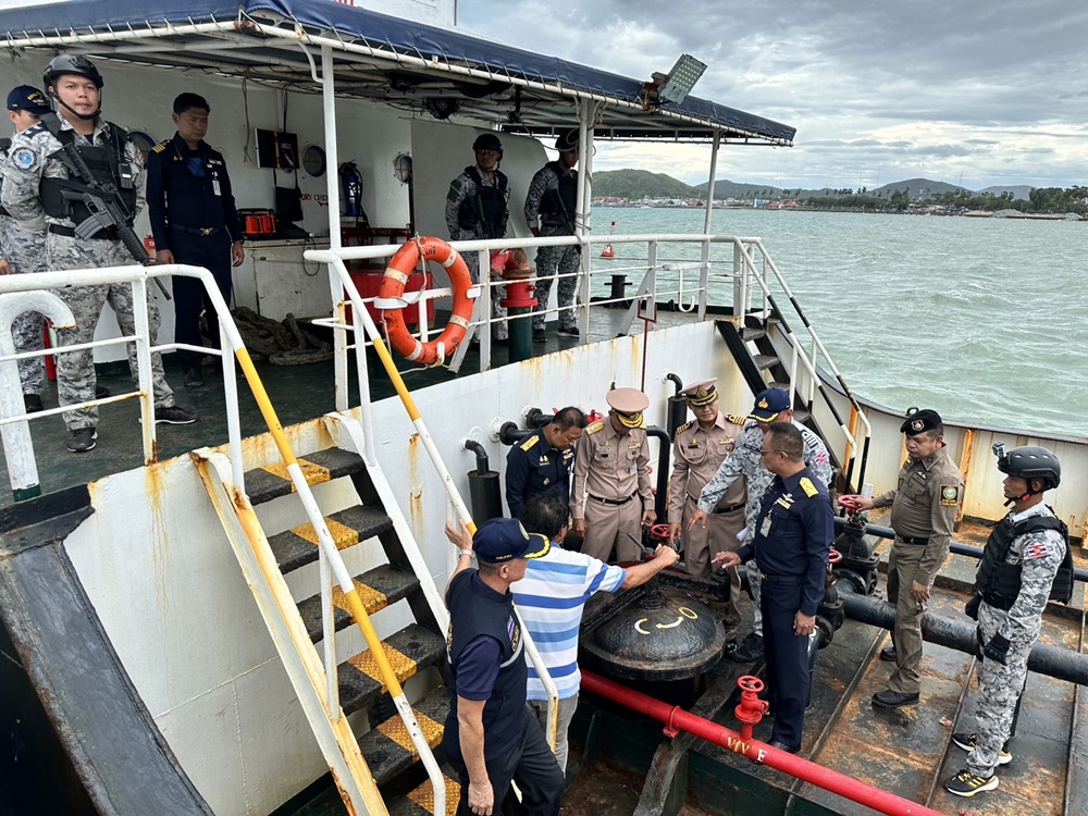 ทหารเรือบุกจับเรือบรรทุกน้ำมันหนีภาษี เกือบ 3 แสนลิตร ใกล้เกาะสีชัง 