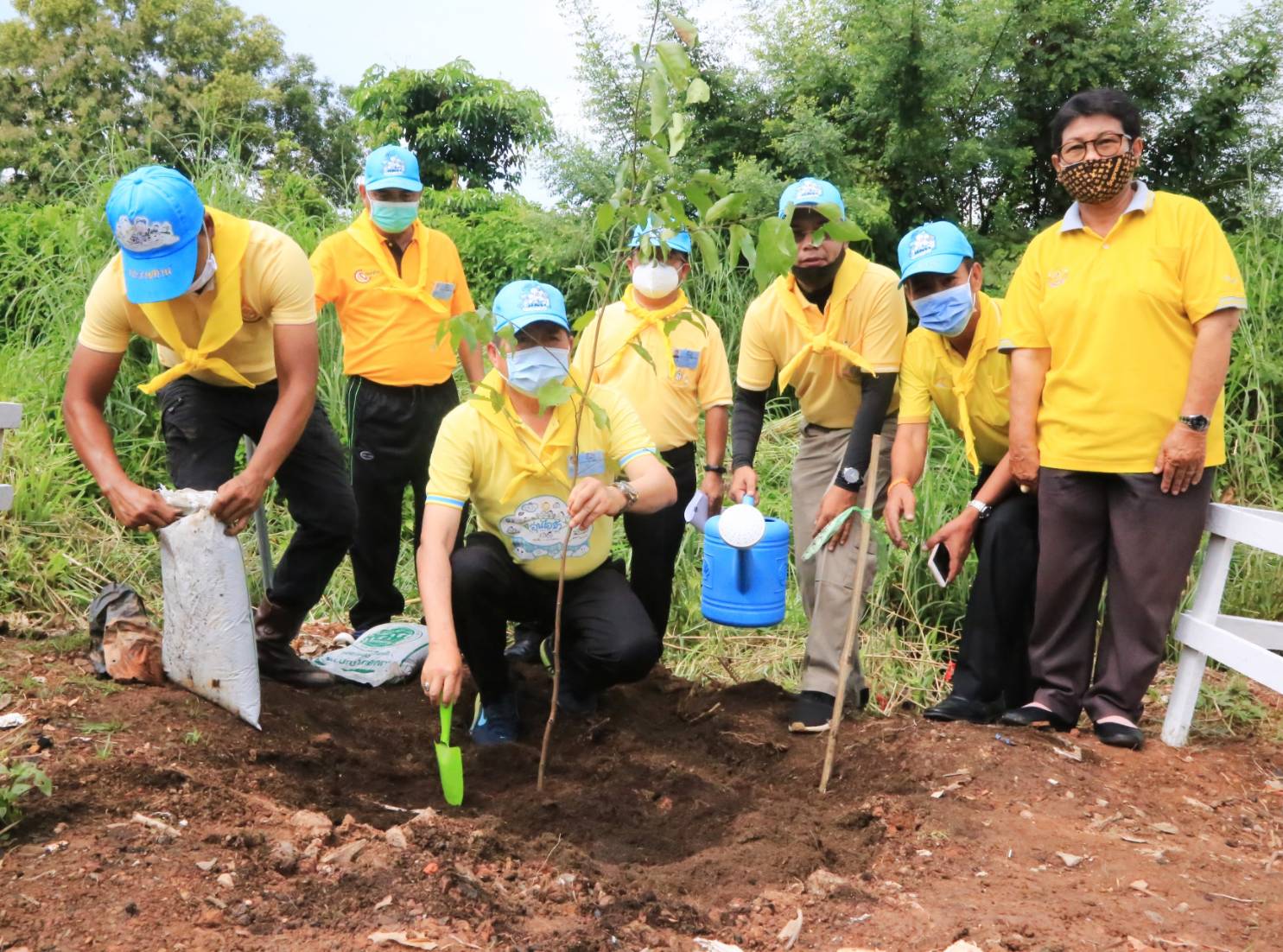 นิพนธ์ นำชาวสงขลา ปลูกต้นตะเคียนทอง เฉลิมพระเกียรติฯ เนื่องในวันเฉลิมพระชนมพรรษาพระบาทสมเด็จพระวชิรเกล้าเจ้าอยู่หัว