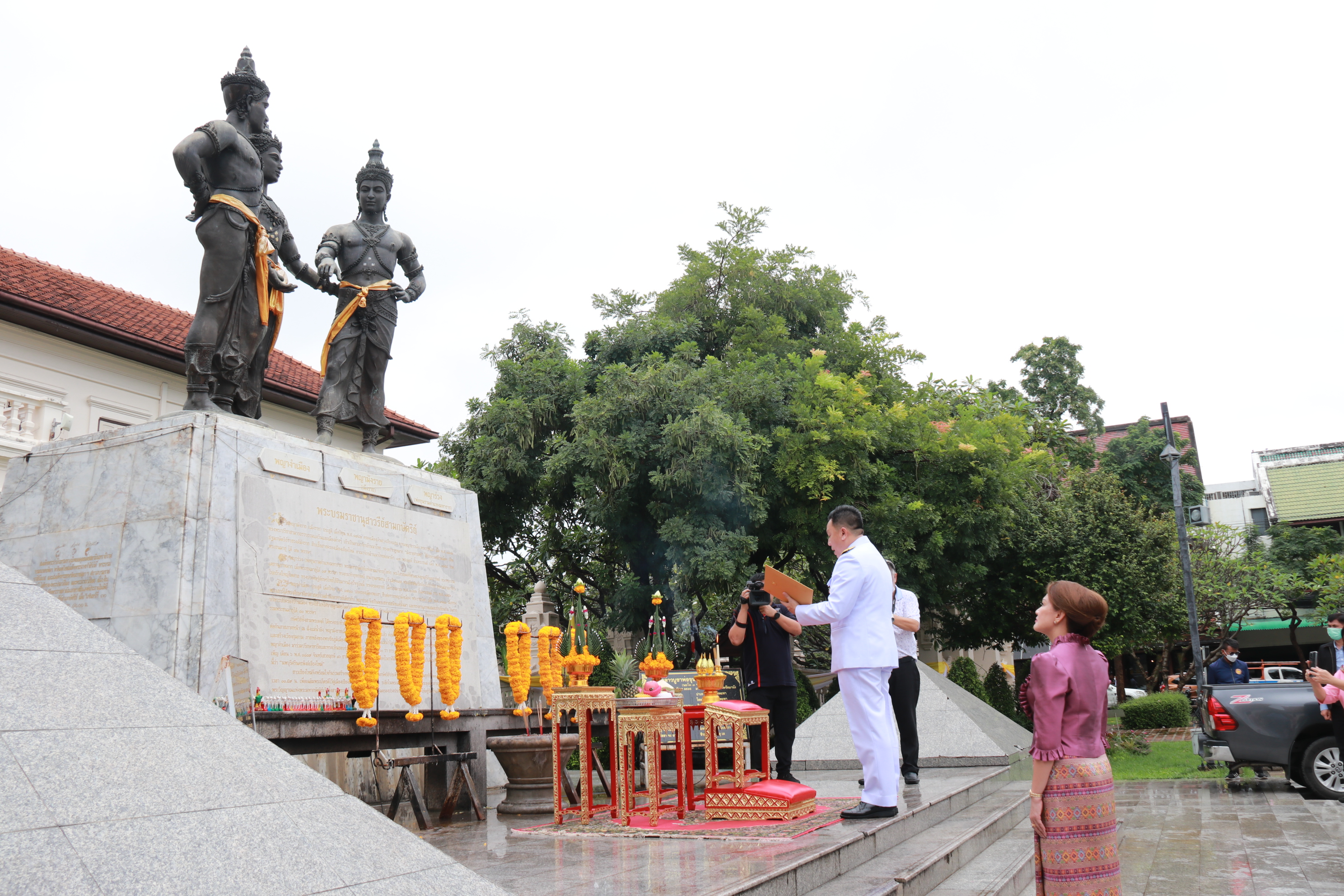 'นิรัตน์ พงษ์สิทธิถาวร' สักการะสิ่งศักดิ์สิทธิ์คู่บ้านคู่เมืองเชียงใหม่  ในโอกาสเดินทางมารับตำแหน่งผู้ว่าฯคนใหม่ 