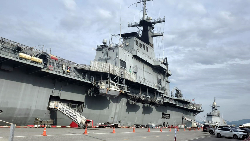 กองทัพเรือส่ง รล.จักรีนฤเบศร ตั้งฐานกลางทะเล–หน่วยซีลลุยช่วยน้ำท่วมใต้