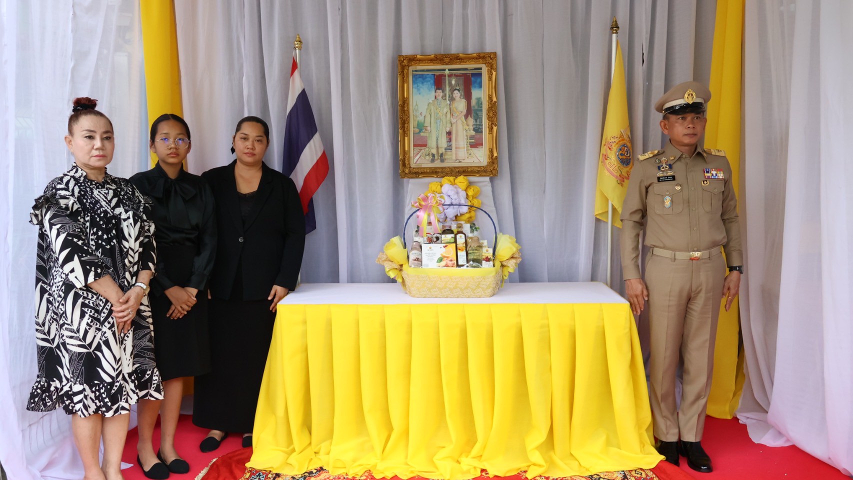 ในหลวง โปรดเกล้าฯ ให้ผวจ.สงขลา เชิญตะกร้าสิ่งของพระราชทานมอบแก่ญาติทหารพราน ที่เสียชีวิตจากเหตุระเบิดในพื้นที่ จ.ปัตตานี
