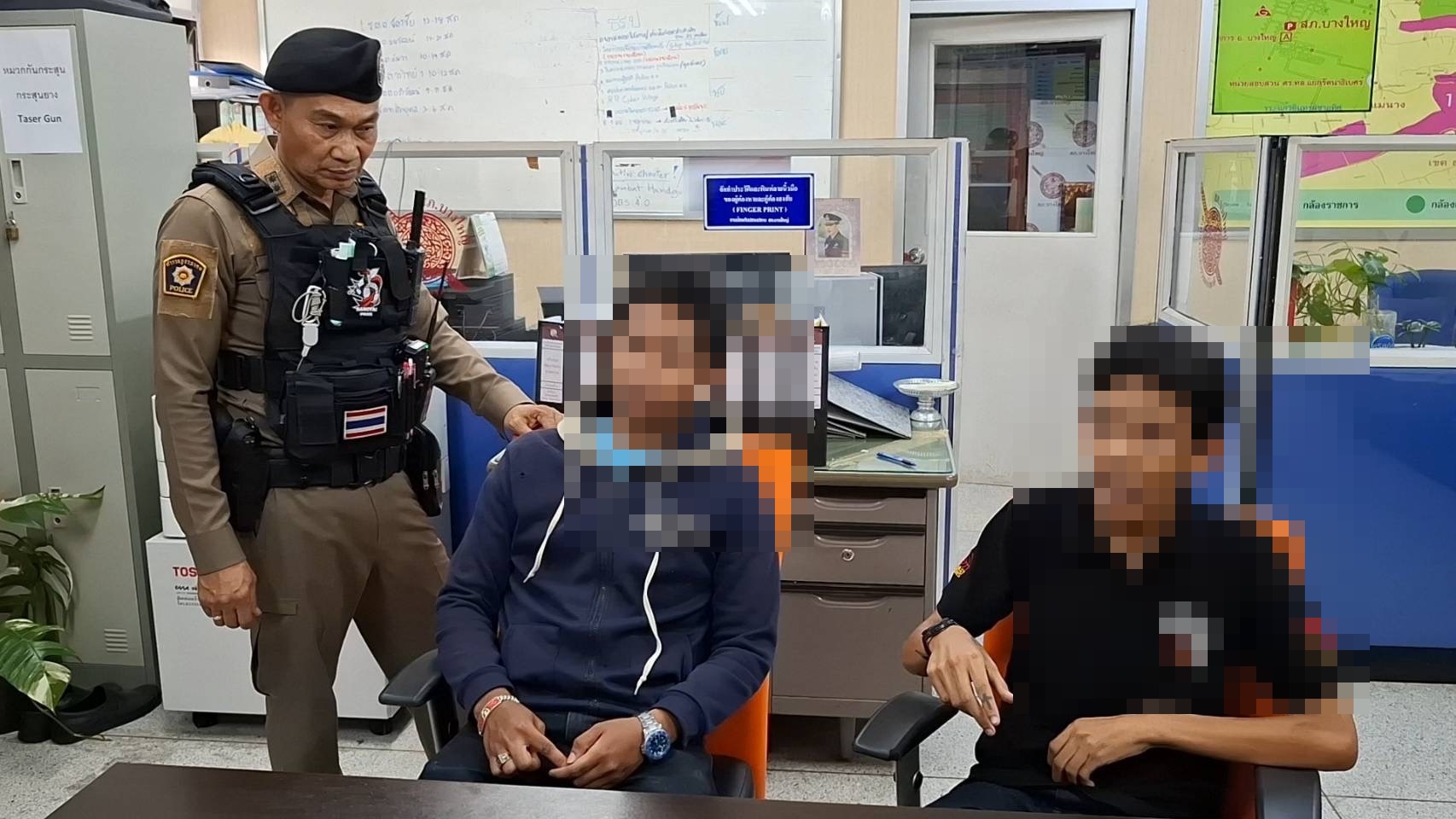 สองโจ๋ปทุมข้ามถิ่นพกอาวุธมาหาแฟนสาวก่อนโดนตำรวจบางใหญ่รวบอ้างพกไว้ป้องกันตัว 