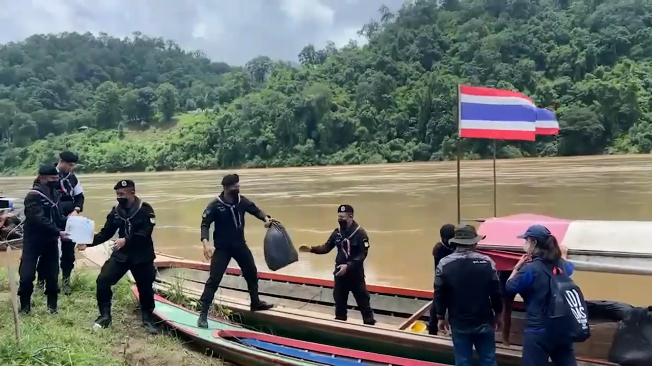 ร้องขอเรือส่งครูบรรจุใหม่โรงเรียนชายขอบเนื่องจากถนนถูกตัดขาด