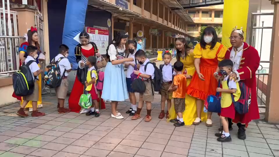 สีสันเปิดเทอม โรงเรียนเทศบาล 5 (วัดหาดใหญ่) ผอ.-ครู แต่งแฟนซีรับนักเรียน