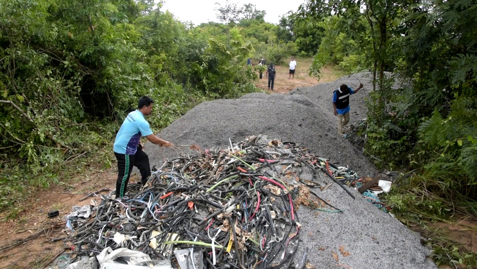ยึดพ่วง 22 ล้อขนกากอุตสาหกรรม ชาวบ้านหวั่นสารปนเปื้อนแหล่งน้ำ