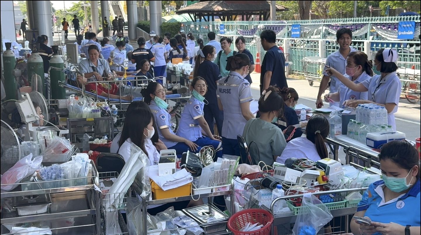 ชื่นชม แพทย์ พยาบาลเจ้าหน้าที่ รพ.นครปฐม ประสานงานขนย้ายผู้ป่วยไม่ทิ้งไว้ลำพัง 