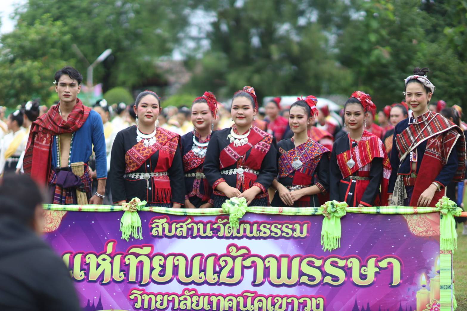 กาฬสินธุ์ชาวตำบลกุดสิมสืบสานประเพณีแห่เทียนเข้าพรรษา