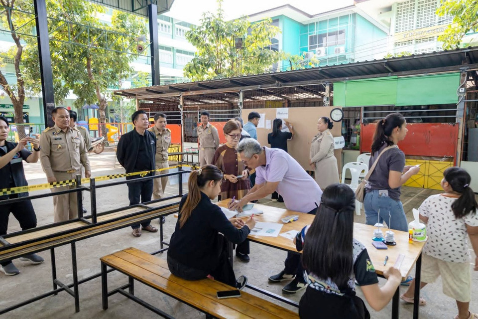 ผู้ว่าฯ พิษณุโลก ลงพื้นที่ตรวจติดตามเลือกตั้ง–ประชามติ พบ ปชช.ทยอยใช้สิทธิคึกคัก