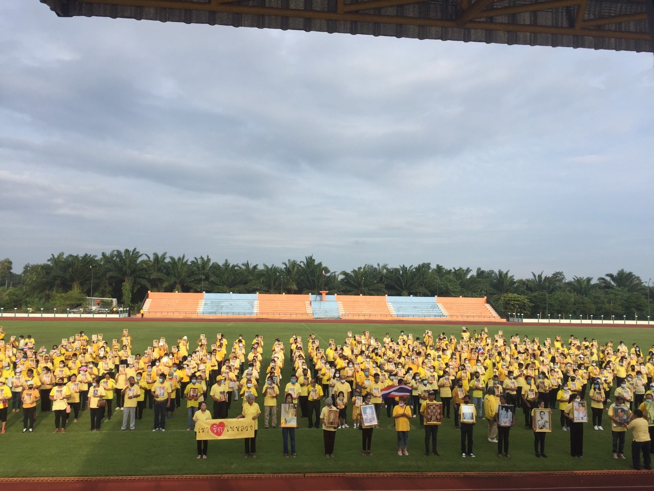 ชมรมกำนันผู้ใหญ่บ้านบางสะพานน้อยสวมเสื้อเหลืองเทิดทูนสถาบันพระมหากษัตริย์