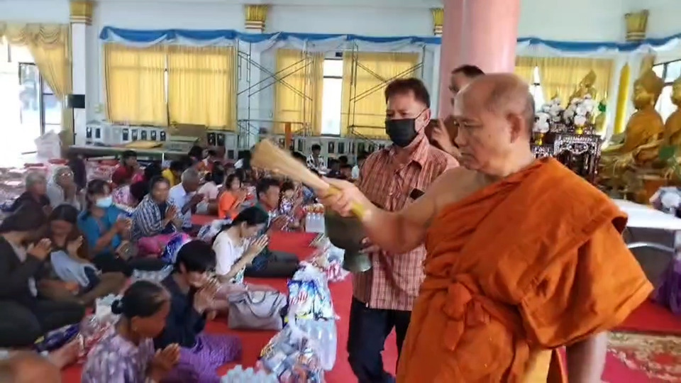 ผู้อพยพซาบซึ้ง หลวงพ่อวัดศรีรัตนารามมอบที่พักพิง-ถุงยังชีพ แม้ยังกังวลกลับบ้าน 