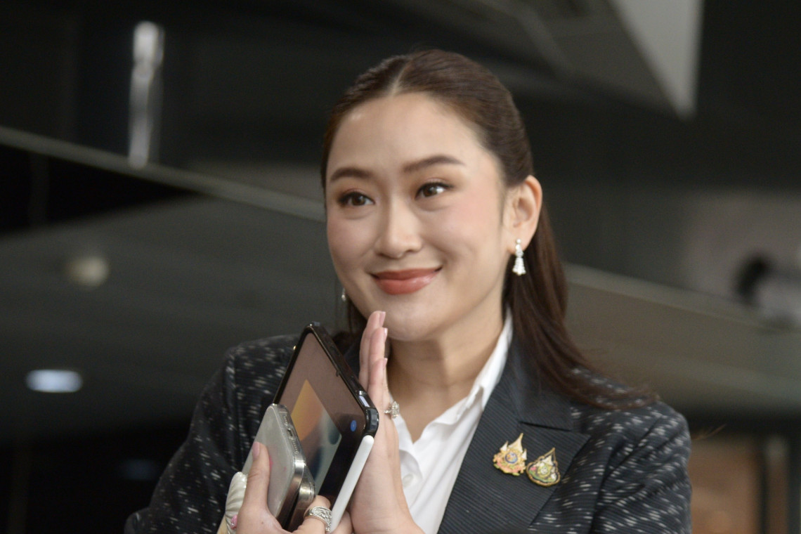 อุ๊งอิ๊งลงนามทูลเกล้าฯโผครม.