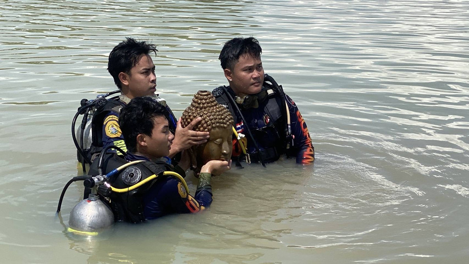 ชาวบ้านงมหอยเจอ “เศียรพระทองเหลือง” ถูกยัดกระสอบทิ้งอ่างน้ำบุรีรัมย์ คาดฝีมือแก๊งโจรกรรมวัตถุโบราณ 