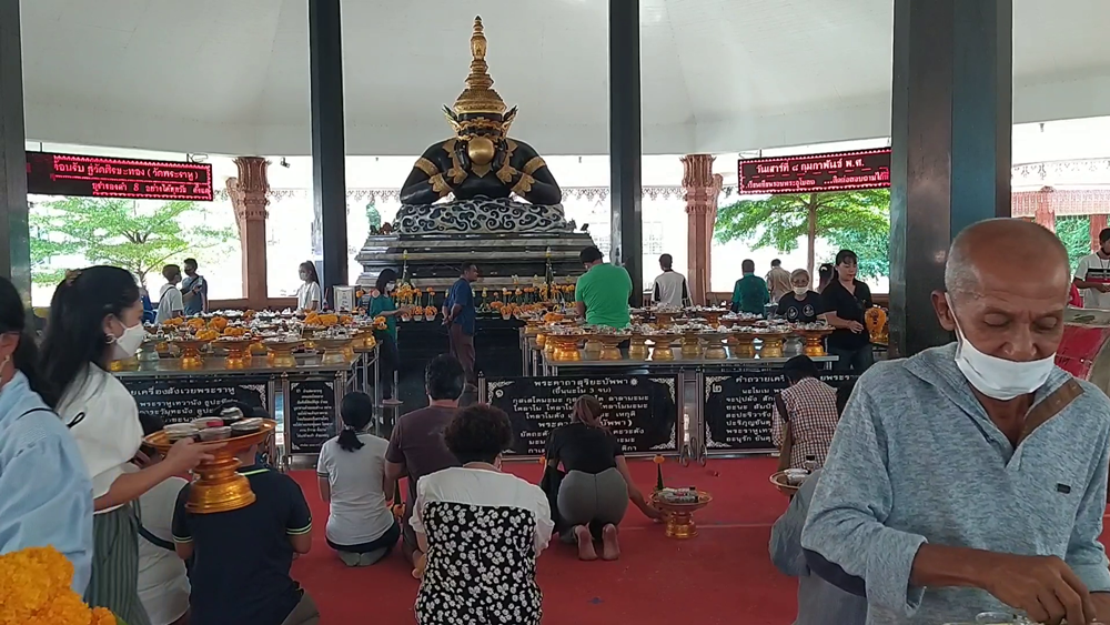 ราหูย้ายราศี! ประชาชนแห่นนำของดำ8อย่างบูชาแน่นวัดศรีษะทอง นครปฐม