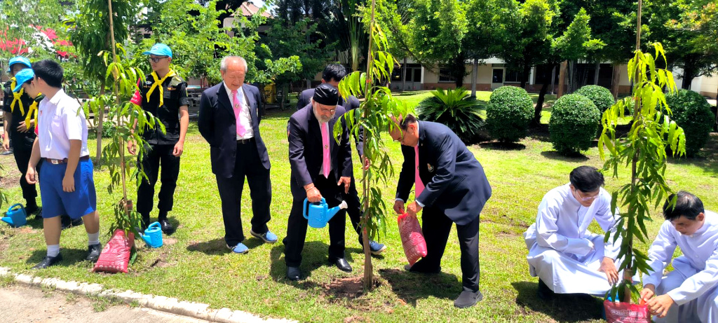 รร.อัสสัมชัญโคราช สถาปนาครบร 57 ปี ปลูกป่าเฉลิมพระเกียรติ บิ๊กคลีนนิ่งเดย์ห้องเรียน