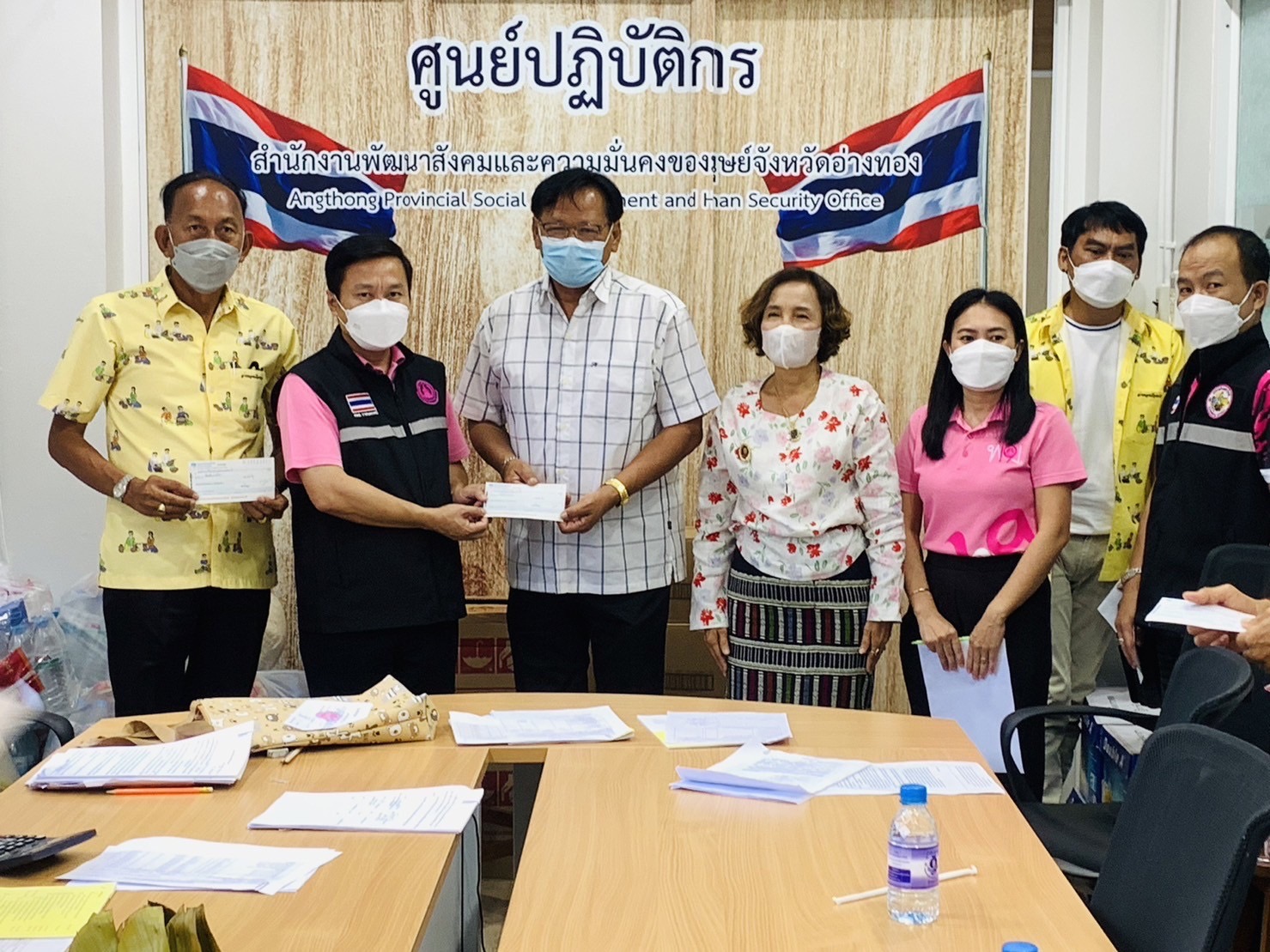 ศูนย์พัฒนาการฯผู้สูงอายุวาสนะเวศม์ฯ จับมือ พม.อ่างทอง หนุนเงินปรับสภาพบ้านผู้สูงอายุ กว่า 5 แสนบาท