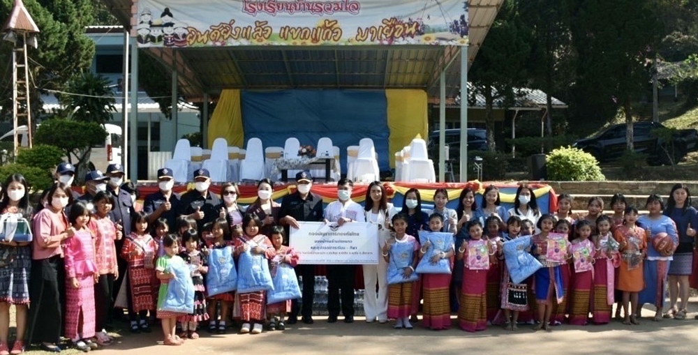 เสธฯทหาร เยี่ยมพื้นที่ชายแดน พร้อมมอบเครื่องกันหนาวช่วยเหลือชาวบ้าน