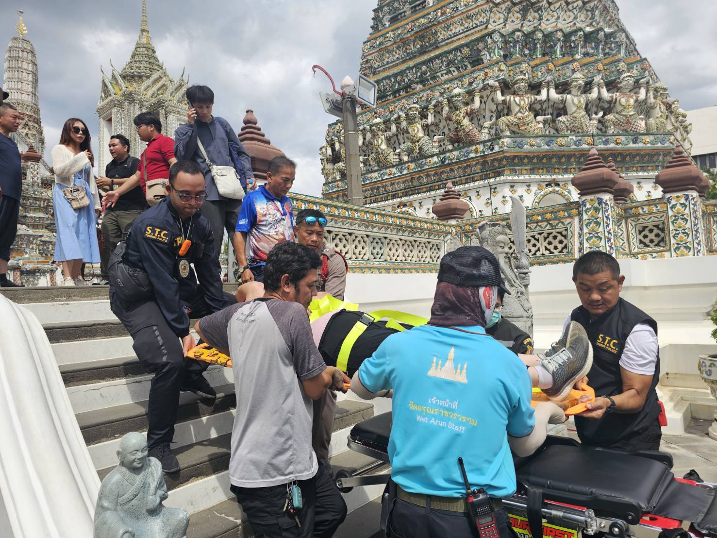 ตำรวจท่องเที่ยวธนบุรีช่วย นทท.พลัดตกบันไดพระปรางค์วัดอรุณ