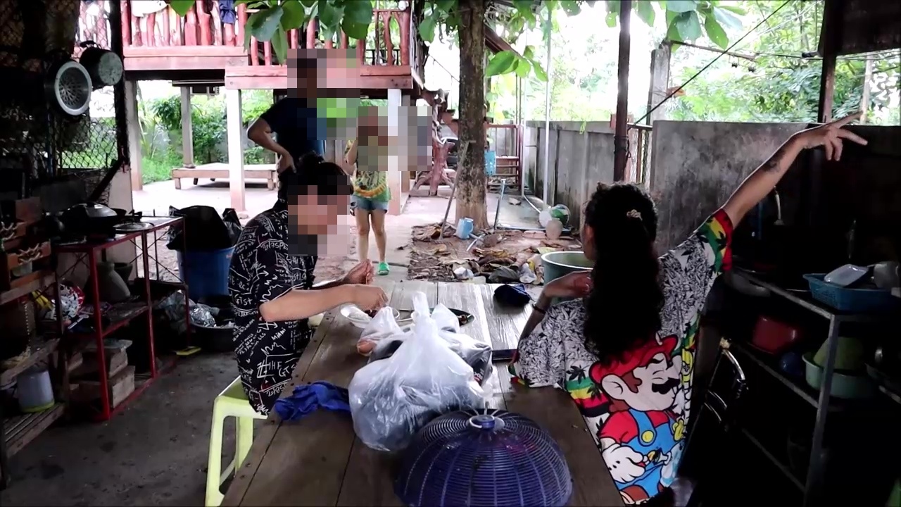  พี่สาวเป็นห่วงน้องชายโดนอุ้มหายตัวปริศนาหลังถูกชายฉกรรจ์แต่งกายคล้ายตร.หรือฝ่ายปกครองพาไป