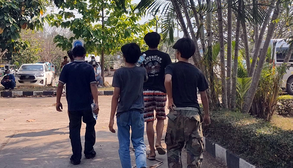 คุมตัว 5 โจ๋ ควงปืนปล้นใบกระท่อมส่งฝากขังศาลเยาวชนฯ อนุญาตให้ประกันตัวทุกคน