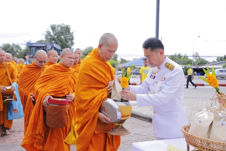 ชาวบุรีรัมย์ทำบุญตักบาตร ถวายเป็นพระราชกุศล เนื่องใน "วันนวมินทรมหาราช"