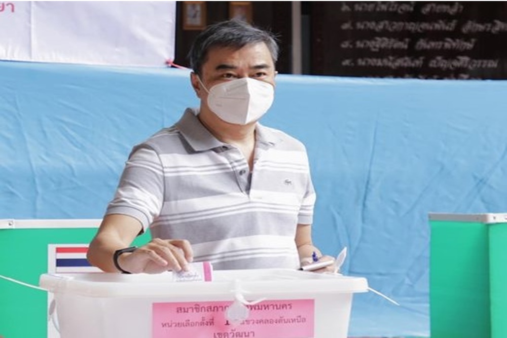 "อภิสิทธิ์ เวชชาชีวะ"ฝ่าสายฝนเลือกตั้งผู้ว่าฯ กทม.