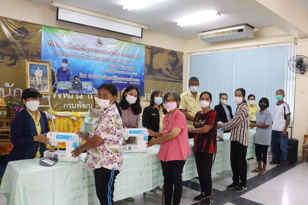 รองผู้ว่าฯอ่างทอง มอบเครื่องมือทำมาหากิน ผู้ผ่านการอบรมพัฒนาทักษะเฉพาะของแรงงานอิสระยุค 4.0